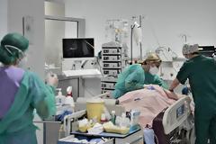 Κοροναϊός - Ελλάδα: Συγκλονίζει η ιστορία του ζευγαριού που ζήτησε τραγούδι από νοσηλεύτρια και «έφυγε» από τον ιό