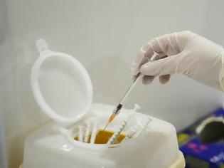 Φωτογραφία για Κοροναϊός - Ιταλία: Άνδρας πήγε να εμβολιαστεί με ψεύτικο χέρι σιλικόνης