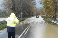 Λαμία: Πλημμύρισε ο Σπερχειός - Η Τροχαία διέκοψε την κυκλοφορία