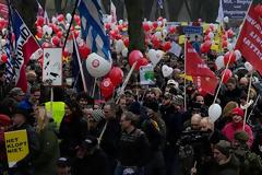 Κοροναϊός - Ολλανδία: Χιλιάδες στους δρόμους κατά των περιορισμών για την Covid-19