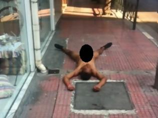 Φωτογραφία για ΔΕΙΤΕ: Γυμνός άνδρας στο κέντρο της Αθήνας!