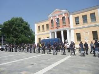 Φωτογραφία για Mε αποδοκιμασίες η δίκη των Χρυσαυγιτών στη Βέροια