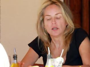 Φωτογραφία για Sharon Stone: Οι παπαράτσι την τσάκωσαν χωρίς μακιγιάζ να τρώει με τις φίλες της!