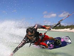 Φωτογραφία για Ένα απίστευτο άλμα με Kite Surf! (Video)