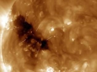 Φωτογραφία για Γιγαντιαία τρύπα στον ήλιο στέλνει ηλιακό άνεμο προς την γη