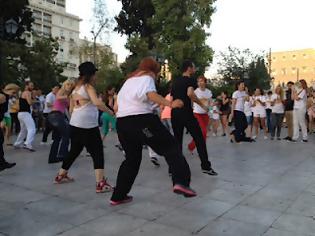 Φωτογραφία για ΣΥΜΒΑΙΝΕΙ ΤΩΡΑ: Μοναδικές στιγμές στο Σύνταγμα με πολύ...