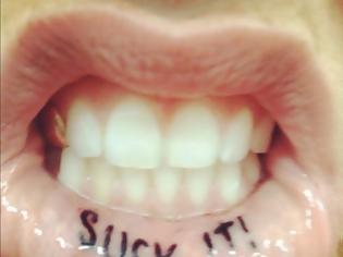 Φωτογραφία για QUIZ: Ποια γνωστή τραγουδίστρια χτύπησε tattoo... στα χείλη;