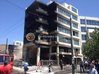 Φωτογραφία για To τετραώροφο κτήριο στην οδό Πειραιώς 111 που τυλίχθηκε στις φλόγες - Δείτε φωτογραφίες από την καταστροφή