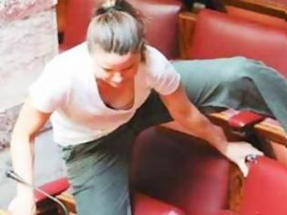 Φωτογραφία για Η βουλευτίνα που πηδά τα έδρανα του Κοινοβουλίου