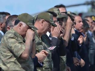 Φωτογραφία για Το δάκρυ του τούρκου αρχηγού ενόπλων Δυνάμεων προκάλεσε μεγάλες αντιδράσεις.