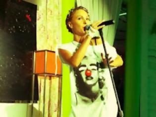 Φωτογραφία για Έξαλλη με το αεροδρόμιο η Τάμτα! Της έχασαν τη βαλίτσα και βγήκε στη σκηνή με δανεικά ρούχα