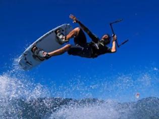 Φωτογραφία για Ιδανικός για kind surf ο Φάρος Ραχών. Διαμαρτύρονται οι λουόμενοι [video]