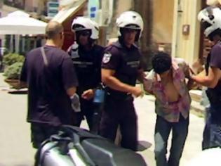 Φωτογραφία για Κάτοικοι καταδιώκουν και συλλαμβάνουν λαθρομετανάστη-κλέφτη στο κέντρο της Κέρκυρας[ΒΙΝΤΕΟ]