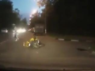 Φωτογραφία για Ασυνείδητος οδηγός χτυπάει μηχανή και εγκαταλείπει το θύμα του! [Video]
