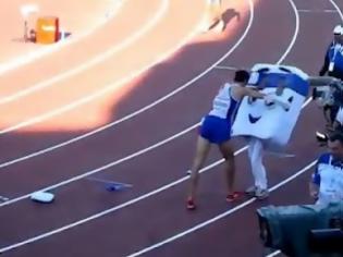 Φωτογραφία για Κομπλεξικός και χαζός Γάλλος αθλητής στίβου χτυπάει τη μασκότ που ήταν ένα 14χρονο κορίτσι! [Video]