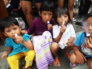 Φωτογραφία για Τρίχρονοι «καπνιστές» στην Ινδονησία