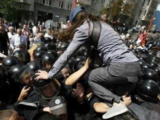 Φωτογραφία για Συγκρούσεις διαδηλωτών-αστυνομίας στο Κίεβο για νόμο που προωθεί τη ρωσική γλώσσα