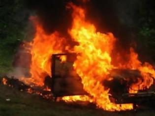 Φωτογραφία για Πάτρα: Αυτοκίνητο πήρε φωτιά στην Ηρώων Πολυτεχνείου- Από θαύμα σώθηκαν οι επιβάτες