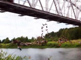 Φωτογραφία για 135 άτομα κάνουν ταυτόχρονα bungee jumping! [Video]