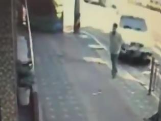 Φωτογραφία για Δείτε ένα σοκαριστικό βίντεο όπου μια γυναίκα οδηγός χτυπάει έναν άντρα με το αμάξι της [Video]
