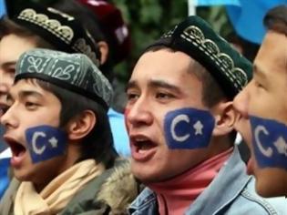 Φωτογραφία για Κινεζική επίδειξη δύναμης στους Ουιγούρους