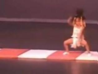 Φωτογραφία για VIDEO: Πιτσιρίκα χορεύει σε σχολική παράσταση και ξετρελαίνει! (ΜΗΝ ΤΟ ΧΑΣΕΤΕ)