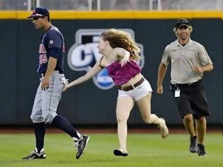 Φωτογραφία για 17χρονη χουφτώνει παίκτες του μπέιζμπολ (photos+video)