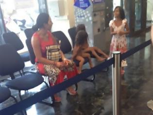 Φωτογραφία για ΑΠΙΣΤΕΥΤΟ: Γυμνά παιδιά μέσα σε τράπεζα στη Θεσσαλονίκη! (ΦΩΤΟ)