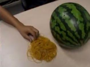 Φωτογραφία για Τι θα συμβεί αν βάλεις 500 λαστιχάκια σε ένα καρπούζι; (Video)