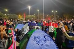 Θεσσαλονίκη: Έστησαν χορό και γλέντι στο δημαρχείο οι αρνητές (VIDEO)