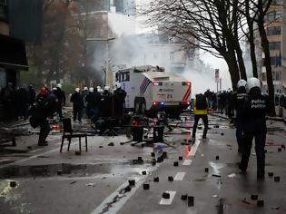 Φωτογραφία για Κοροναϊός – Βρυξέλλες: Αντιεμβολιαστές άναψαν φωτιές και συγκρούστηκαν με αστυνομικούς – «Εμβόλια; Όχι ευχαριστώ»