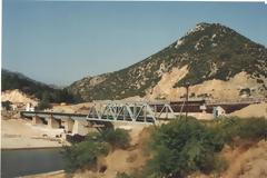 Οι πολλαπλές όψεις της σιδηροδρομικής γέφυρας του Κομψάτου