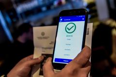 Η Όμικρον φέρνει αλλαγές στα πιστοποιητικά νόσησης και πιστοποιητικά εμβολιασμού «δυο ταχυτήτων»