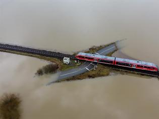 Φωτογραφία για Το 2021 σε εικόνες: Ούτε το πιο προηγμένο σιδηροδρομικό δίκτυο της Ευρώπης δε γλιτώνει από την κλιματική κρίση - Ώρα μηδέν για τον πλανήτη