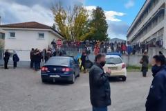 Πιερία: Αρνητές έβαλαν χειροπέδες σε διευθυντή Γυμνασίου
