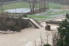 Κακοκαιρία - Ιωάννινα: Κόπηκε στα δύο γέφυρα στον Άραχθο