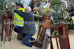 Λαμία: Συγκλονιστικές εικόνες μετά τις πλημμύρες -Απεγκλωβίζουν κατοίκους κουβαλώντας τους στην πλάτη