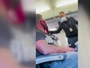 Φωτογραφία για ΗΠΑ: Κατέβασαν Επιβάτη από αεροπλάνο επειδή φορούσε στρίνγκ αντί για μάσκα (Video)