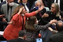 Τουρκία – Γυναίκες βουλευτές πιάστηκαν στα χέρια στη συζήτηση για τον προϋπολογισμό