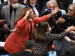 Φωτογραφία για Τουρκία – Γυναίκες βουλευτές πιάστηκαν στα χέρια στη συζήτηση για τον προϋπολογισμό