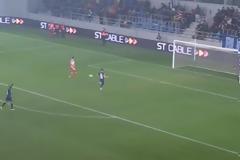 Μόνος του με το τέρμα πέτυχε το...δοκάρι!