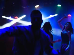 Φωτογραφία για Υπαστυνόμος διοργάνωνε πάρτι σε κλαμπ της Αττικής με ποσοστά επί της κατανάλωσης