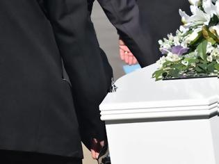 Φωτογραφία για Έβρος: Άνοιξαν το φέρετρο στην κηδεία και είδαν λάθος νεκρό