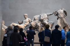 Γλυπτά του Παρθενώνα «Ενώ η Ευρώπη επιστρέφει τεχνουργήματα η Βρετανία παραμένει σιωπηλή» λένε οι New York Times