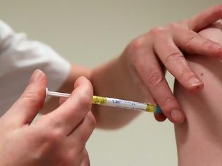 Φωτογραφία για Κοροναϊός - Εμβόλιο: Συνέλαβαν άνδρα λίγο πριν εμβολιαστεί για ένατη φορά