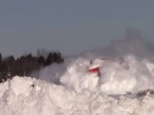 Φωτογραφία για Καναδικό εμπορευματικό τρένο αψηφά μέτρα χιονιού. Βίντεο