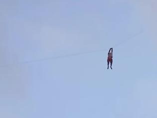 Φωτογραφία για Σρι Λάνκα: Άνδρας παρασύρθηκε από χαρταετό και πέταξε στον ουρανό (Video)