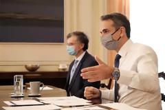 Έκτακτη σύσκεψη Μητσοτάκη με Τσιόδρα το πρωί της Τετάρτης μετά τα 21.657 κρούσματα. Κλειδώνουν τα νέα μέτρα