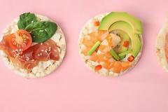 Healthy snacks: Πώς θα μετατρέψεις μία ρυζογκοφρέτα στη βάση της απόλαυσης