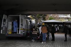 Νέα μέτρα για ανεμβολίαστους εξετάζει η κυβέρνηση - Δεν αποκλείει 100.000 κρούσματα ημερησίως ο Γώγος